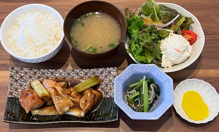 鶏と長ネギの焼き鳥風定食。富山県砺波市の定食・居酒屋サンタス食堂のフードメニュー。
