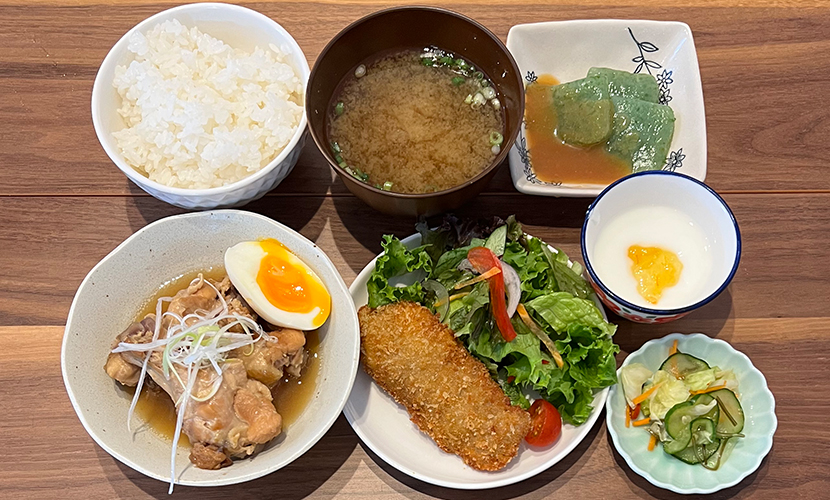 鶏のほろほろ煮定食。富山県砺波市の定食・居酒屋サンタス食堂のフードメニュー。