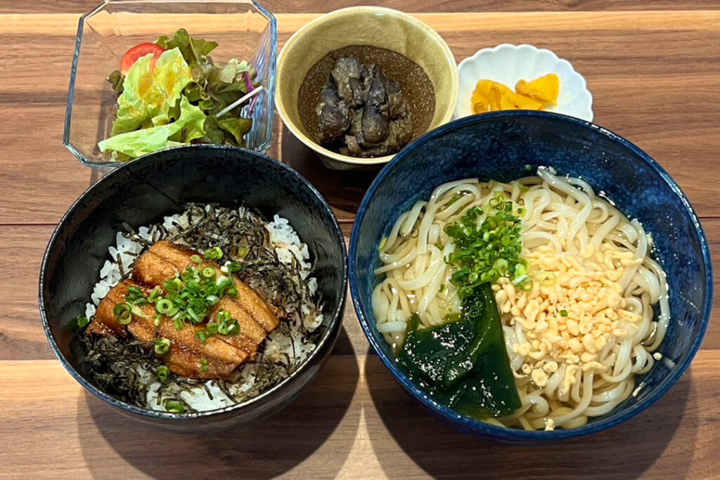 さんまの蒲焼丼＆冷しうどん定食。富山県砺波市の定食・居酒屋サンタス食堂のフードメニュー。