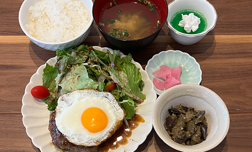 てりたまハンバーグ定食。富山県砺波市の定食・居酒屋サンタス食堂のフードメニュー。