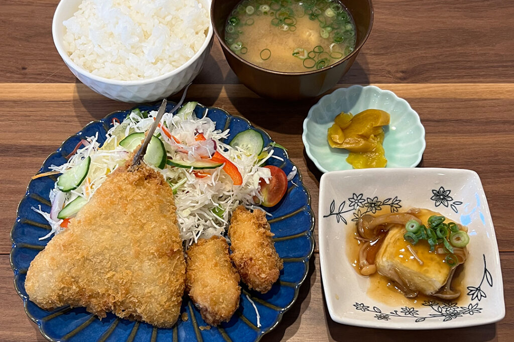 アジフライ＆カキフライ定食。富山県砺波市の定食・居酒屋サンタス食堂のフードメニュー。