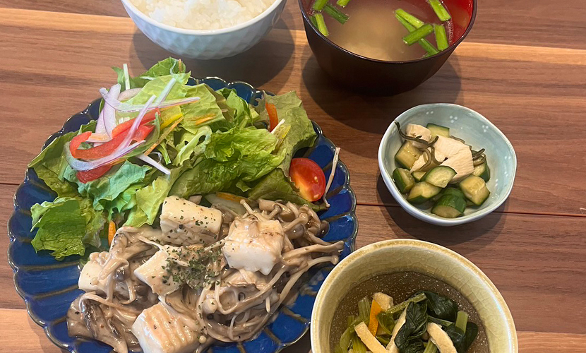 イカとキノコの明太ソース炒め定食。富山県砺波市の定食・居酒屋サンタス食堂のフードメニュー。