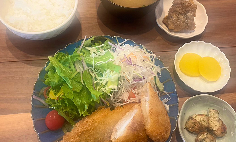 シーフードフライ定食。富山県砺波市の定食・居酒屋サンタス食堂のフードメニュー。