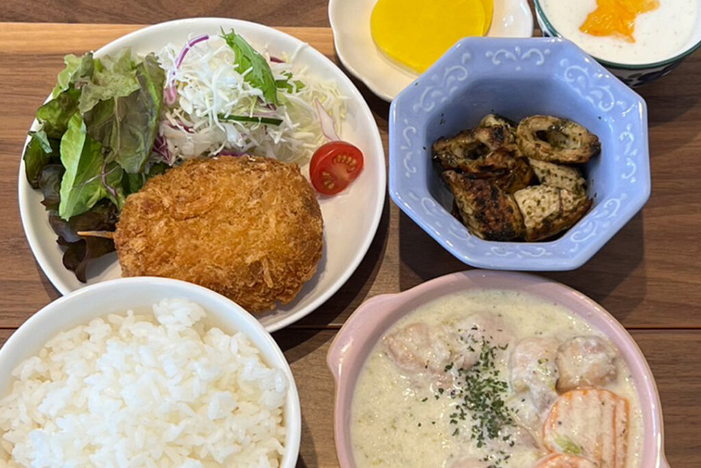 チキンのフリカッセ定食。富山県砺波市の定食・居酒屋サンタス食堂のフードメニュー。