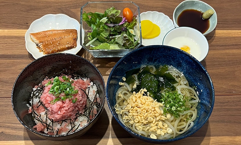 ネギトロ丼＆冷やしうどん定食。富山県砺波市の定食・居酒屋サンタス食堂のフードメニュー。