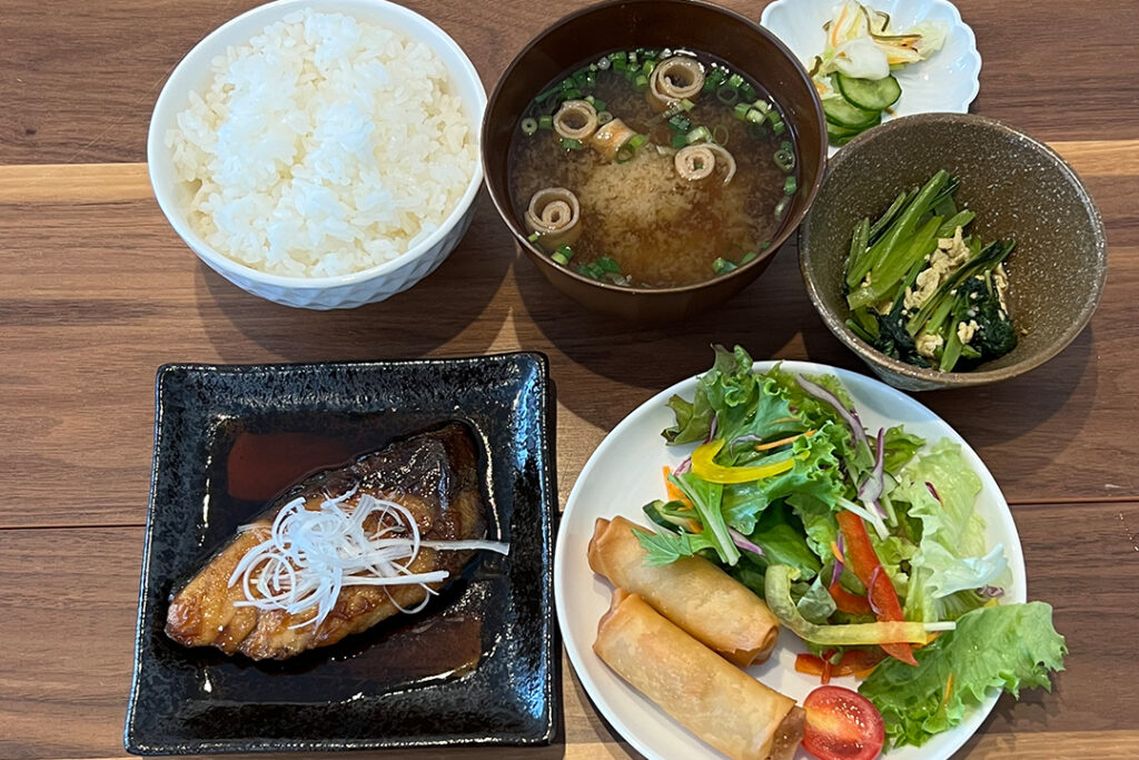 ブリの照り焼き定食。富山県砺波市の定食・居酒屋サンタス食堂のフードメニュー。