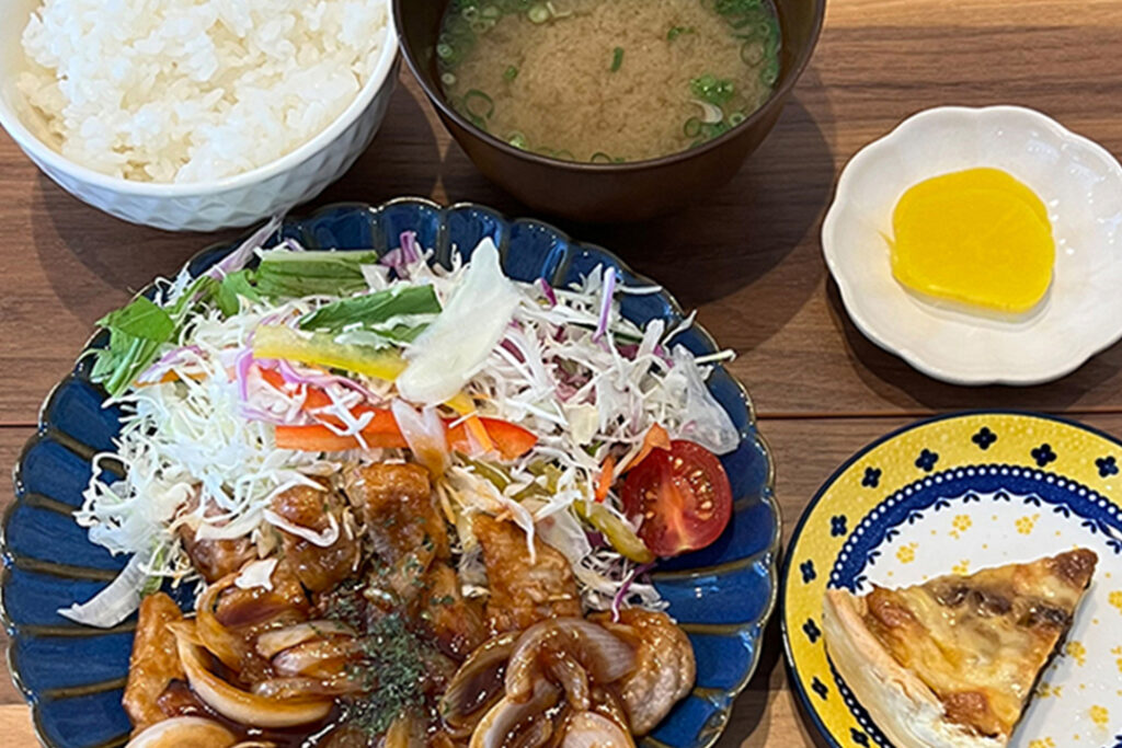 ポークチャップ定食。富山県砺波市の定食・居酒屋サンタス食堂のフードメニュー。