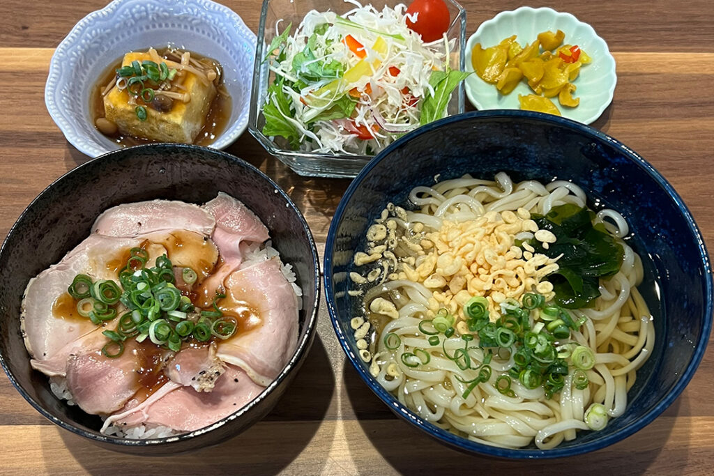 ローストポーク丼＆冷やしうどん定食。富山県砺波市の定食・居酒屋サンタス食堂のフードメニュー。