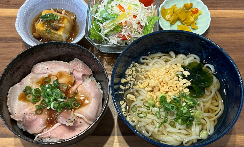 ローストポーク丼＆冷やしうどん定食。富山県砺波市の定食・居酒屋サンタス食堂のフードメニュー。