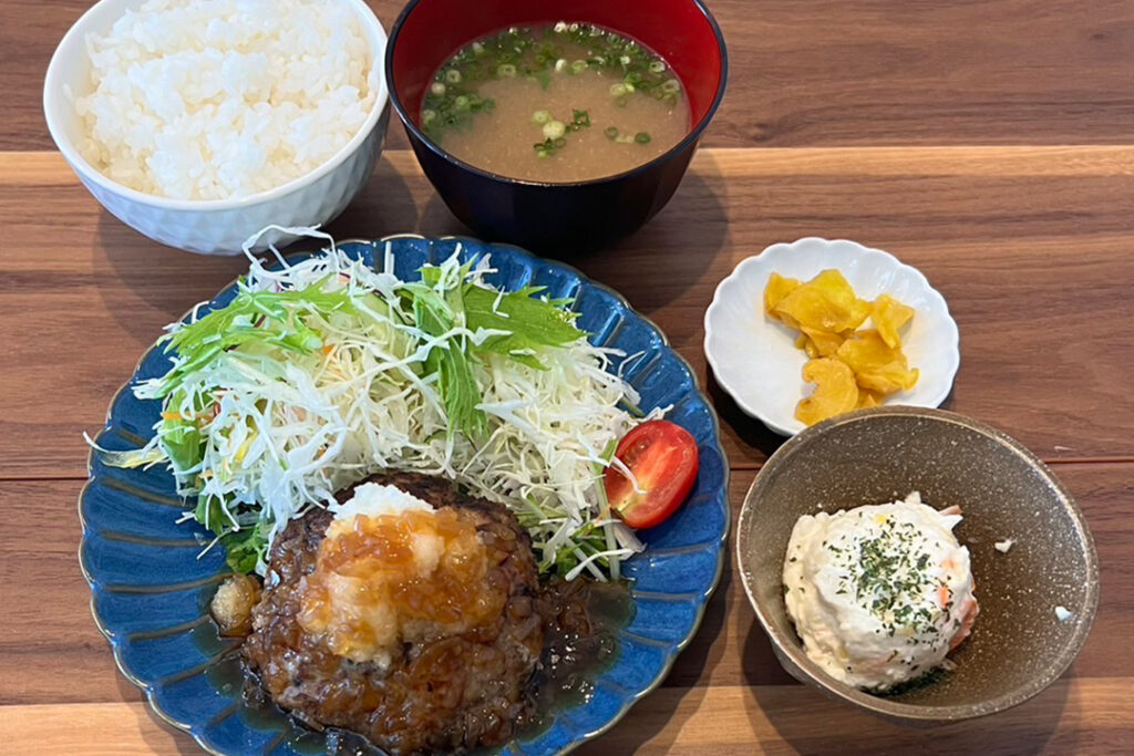 手作りハンバーグおろしオニポンソース定食。富山県砺波市の定食・居酒屋サンタス食堂のフードメニュー。