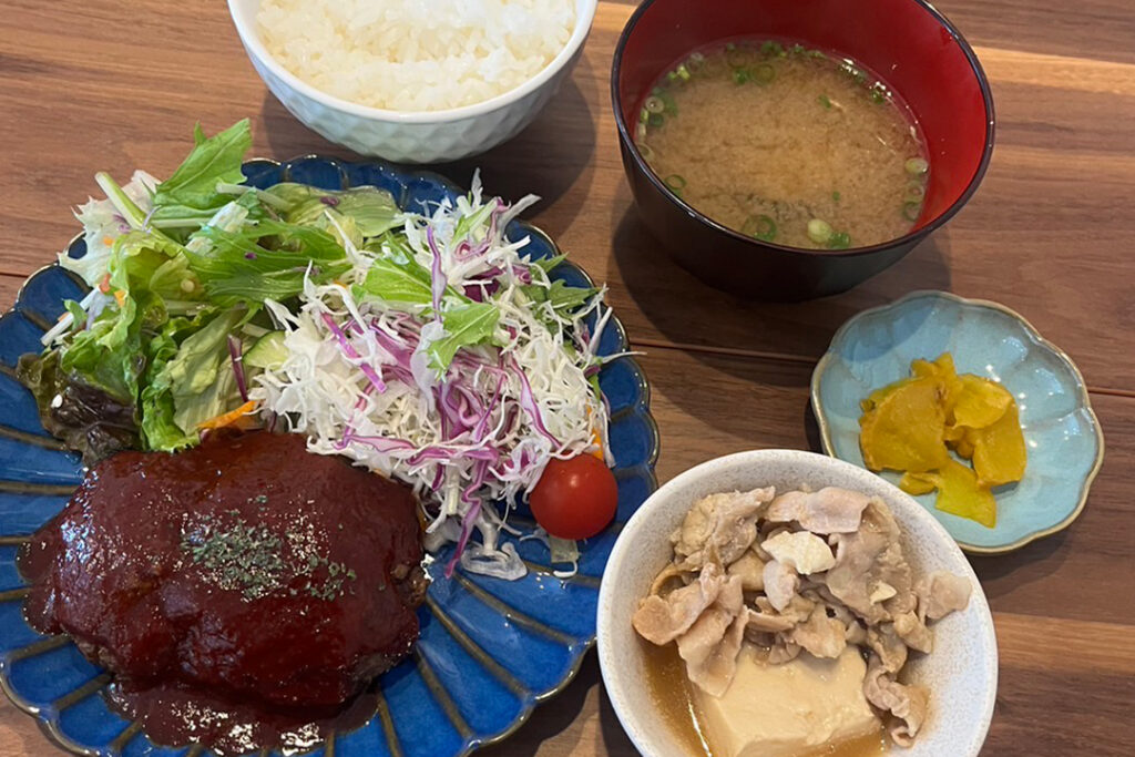 手作りハンバーグケチャップソース定食。富山県砺波市の定食・居酒屋サンタス食堂のフードメニュー。