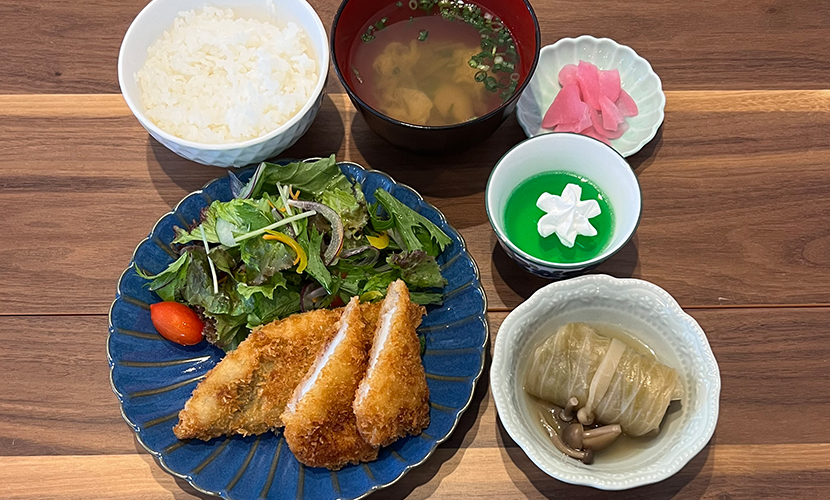 白身魚＆イカフライ定食。富山県砺波市の定食・居酒屋サンタス食堂のフードメニュー。