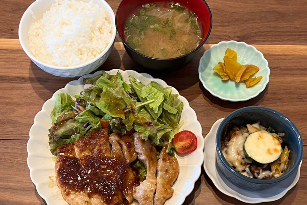 豚のジンジャーソテー定食。富山県砺波市の定食・居酒屋サンタス食堂のフードメニュー。