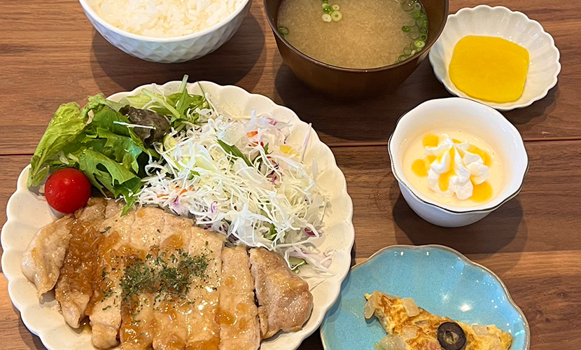 豚ロース肉のオニポンソテー定食。富山県砺波市の定食・居酒屋サンタス食堂のフードメニュー。