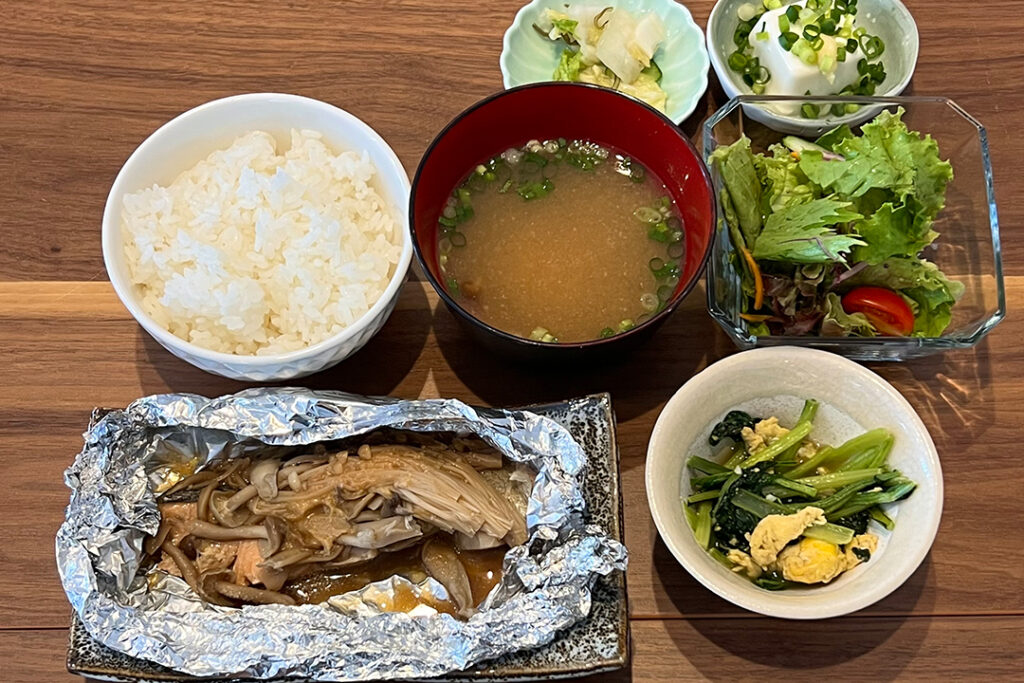 鮭ときのこのホイル焼き定食。富山県砺波市の定食・居酒屋サンタス食堂のフードメニュー。