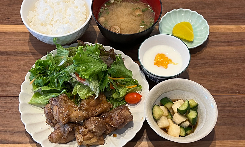 鶏からの甘辛ダレ定食。富山県砺波市の定食・居酒屋サンタス食堂のフードメニュー。