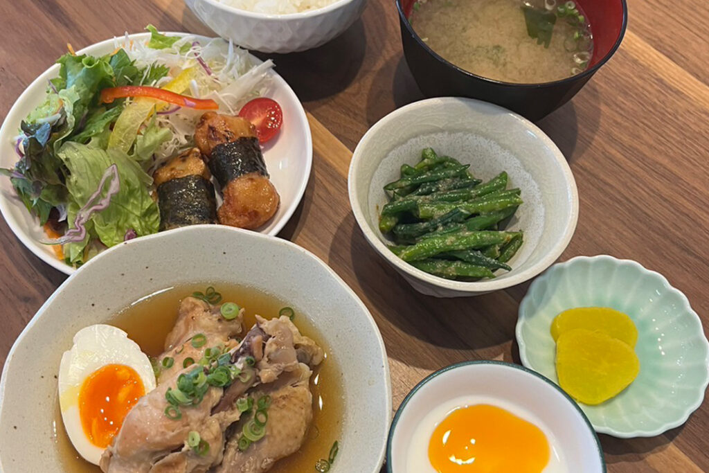 鶏のほろほろ煮定食。富山県砺波市の定食・居酒屋サンタス食堂のフードメニュー。