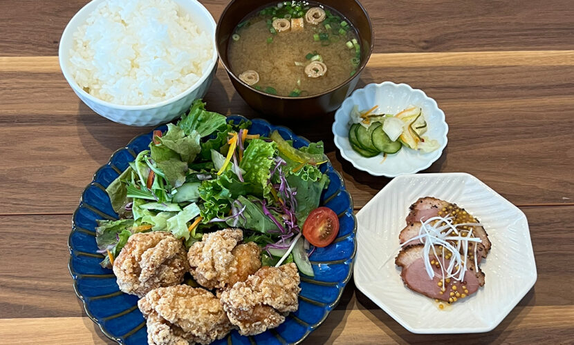 鶏の竜田揚げ定食。定食。富山県砺波市の定食・居酒屋サンタス食堂のフードメニュー。