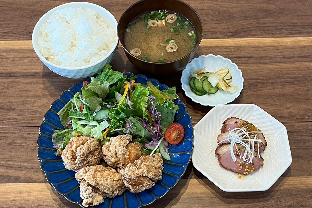 鶏の竜田揚げ定食。定食。富山県砺波市の定食・居酒屋サンタス食堂のフードメニュー。