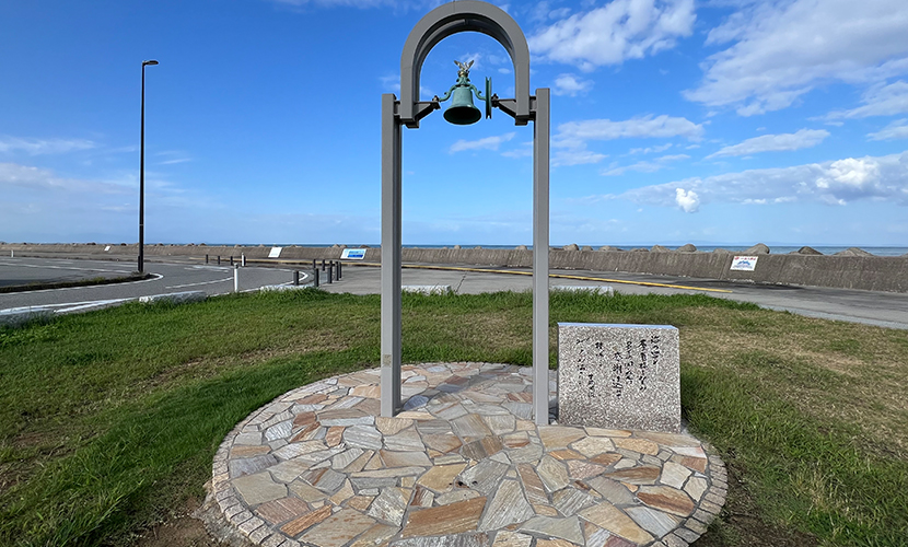 海の駅蜃気楼。魚津市。新鮮な魚介を食べたり買ったりできる店。愛とロマンの鐘