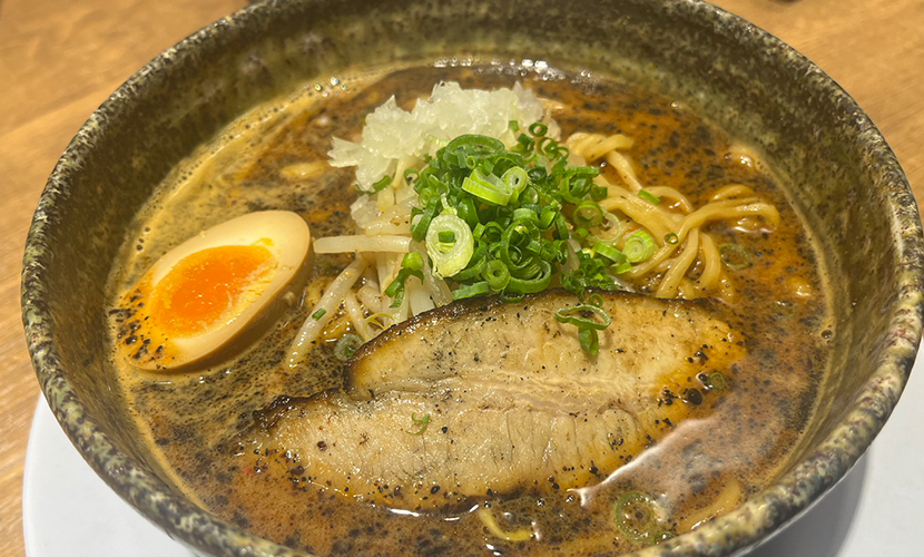 味噌ラーメン専門店國丸。高知県発祥。高岡市江尻にオープン。金の炙り味噌ラーメン。