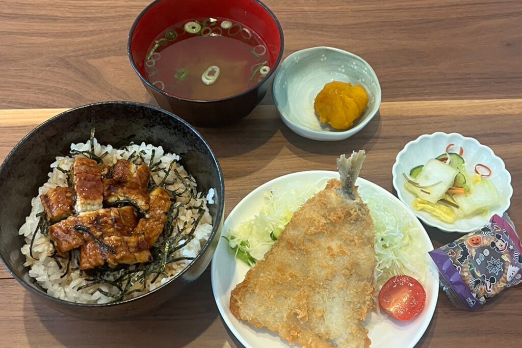 うなぎご飯＆アジフライ定食。富山県砺波市の定食・居酒屋サンタス食堂のフードメニュー。