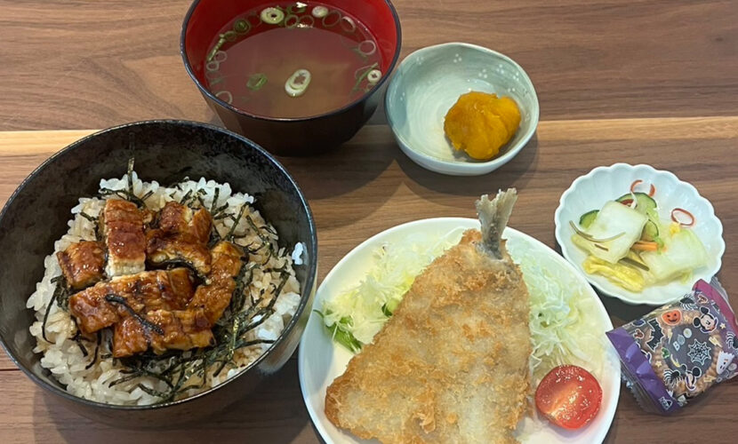 うなぎご飯＆アジフライ定食。富山県砺波市の定食・居酒屋サンタス食堂のフードメニュー。