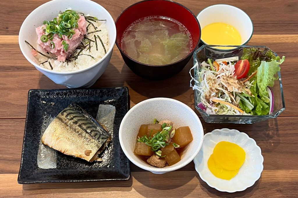 ねぎとろご飯＆サバの照焼き定食。富山県砺波市の定食・居酒屋サンタス食堂のフードメニュー。