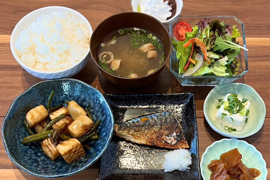 イカのスパイシー炒め＆焼魚定食。富山県砺波市の定食・居酒屋サンタス食堂のフードメニュー。