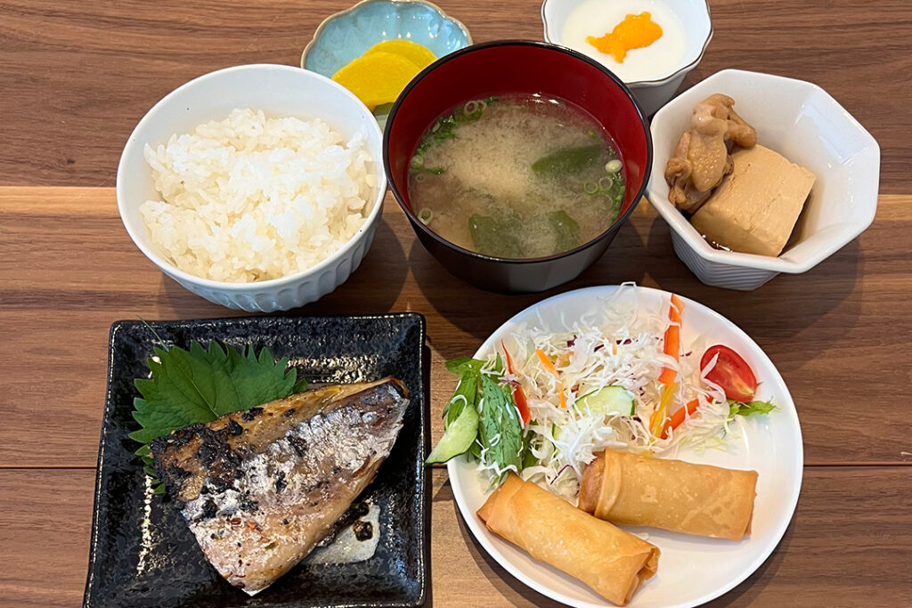 サバのごま醤油焼定食。富山県砺波市の定食・居酒屋サンタス食堂のフードメニュー。