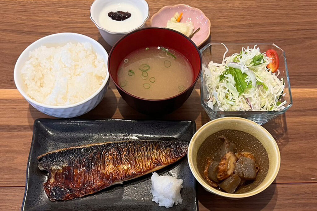 サバの塩焼き定食。富山県砺波市の定食・居酒屋サンタス食堂のフードメニュー。