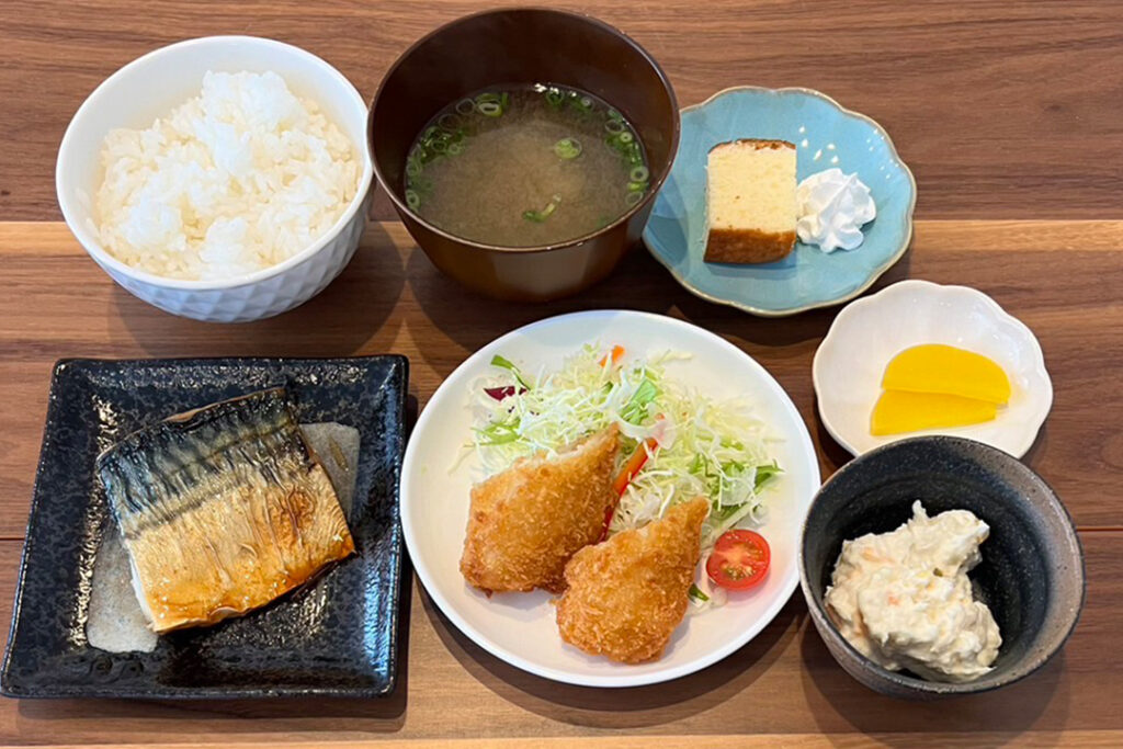サバの照焼定食。富山県砺波市の定食・居酒屋サンタス食堂のフードメニュー。