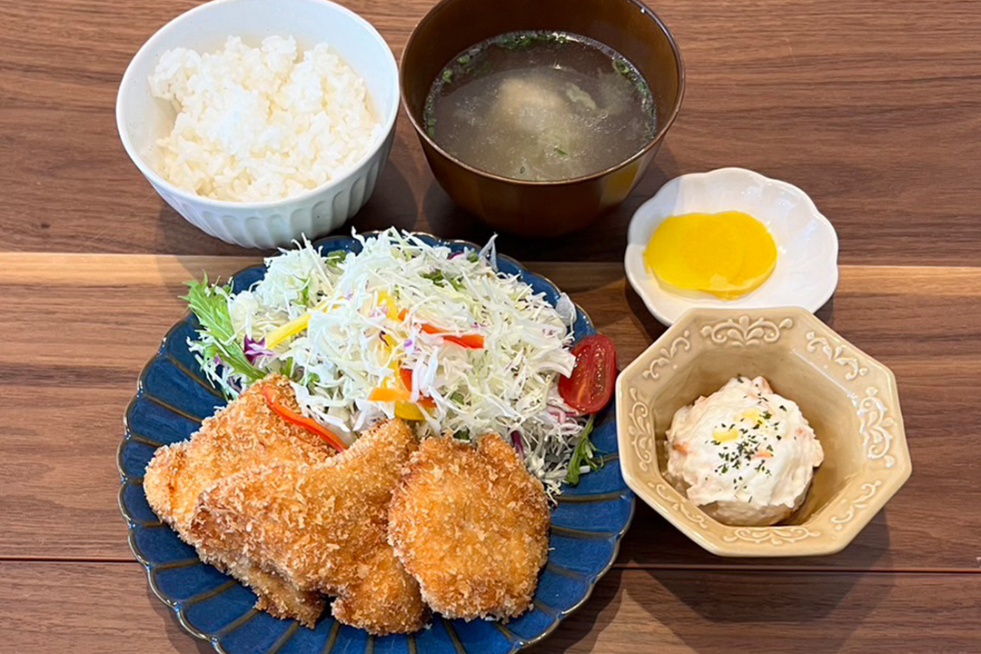 チキンカツ定食。富山県砺波市の定食・居酒屋サンタス食堂のフードメニュー。