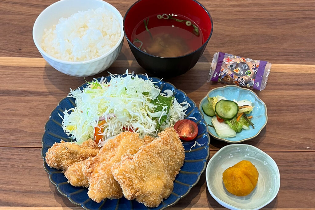 チキンカツ定食。富山県砺波市の定食・居酒屋サンタス食堂のフードメニュー。