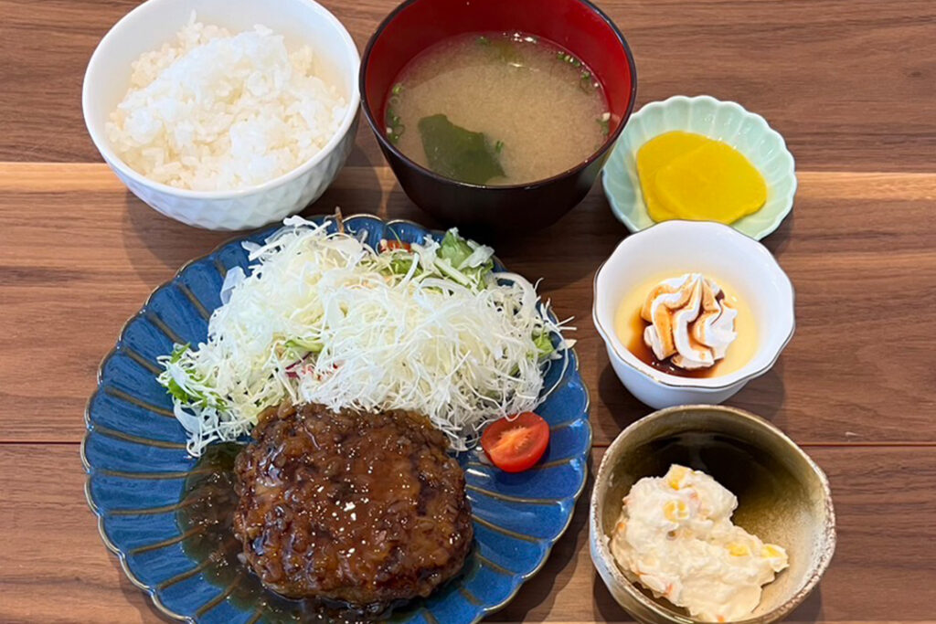 ハンバーグオニポンソース定食。富山県砺波市の定食・居酒屋サンタス食堂のフードメニュー。