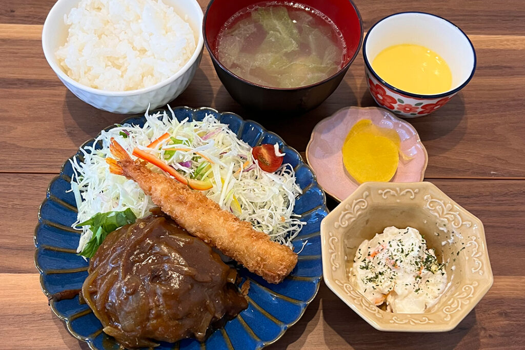 ハンバーグカレーソース＆エビフライ定食。富山県砺波市の定食・居酒屋サンタス食堂のフードメニュー。