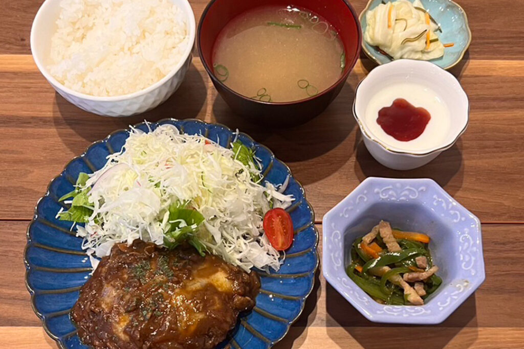 ハンバーグチーズデミソース定食。富山県砺波市の定食・居酒屋サンタス食堂のフードメニュー。
