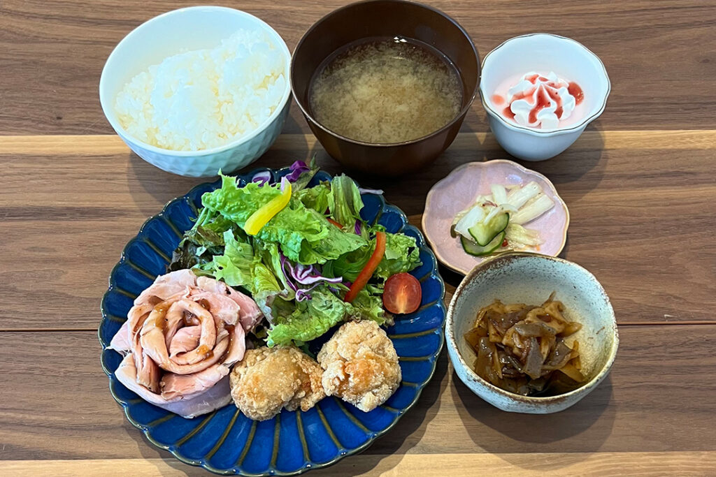 ローストポーク定食。富山県砺波市の定食・居酒屋サンタス食堂のフードメニュー。