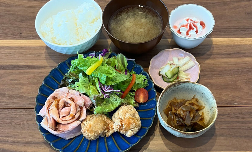 ローストポーク定食。富山県砺波市の定食・居酒屋サンタス食堂のフードメニュー。