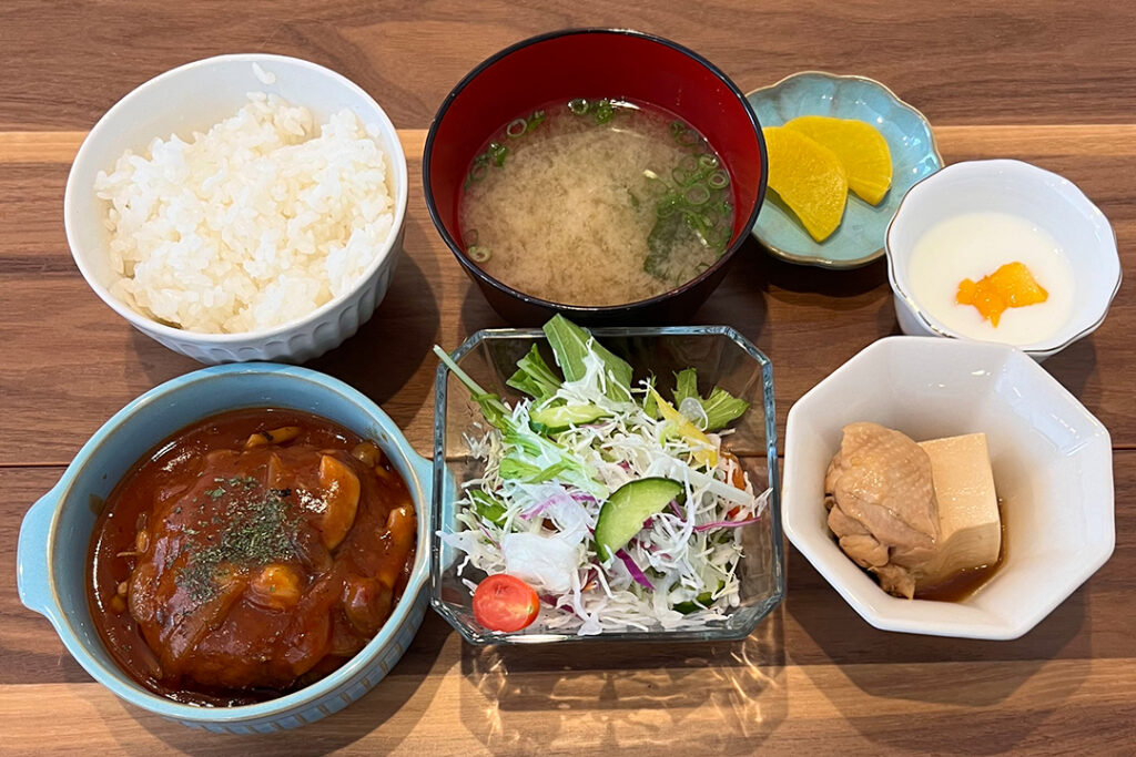 手作り煮込みハンバーグ定食。富山県砺波市の定食・居酒屋サンタス食堂のフードメニュー。