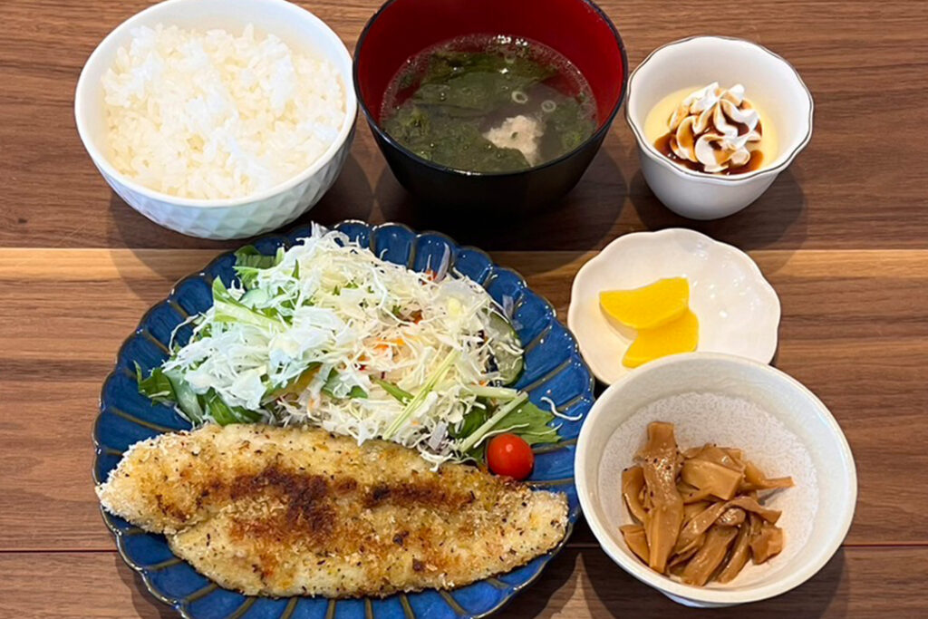 白身魚のチーズハーブパン粉焼定食。富山県砺波市の定食・居酒屋サンタス食堂のフードメニュー。