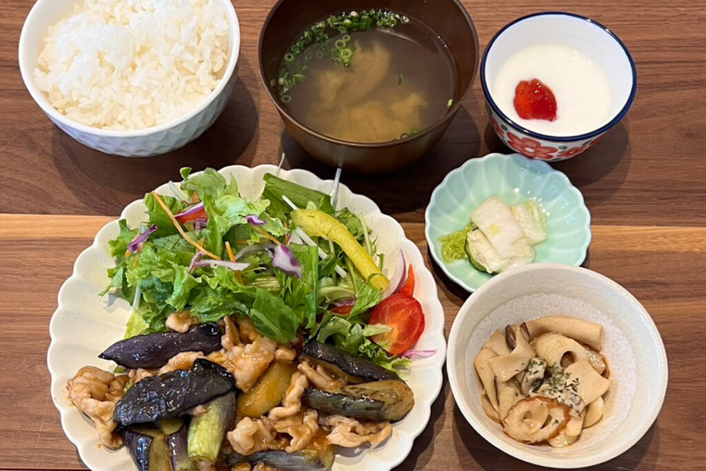 豚肉と茄子の味噌炒め定食。富山県砺波市の定食・居酒屋サンタス食堂のフードメニュー。