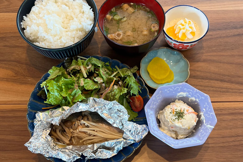 鮭のホイル焼き定食。富山県砺波市の定食・居酒屋サンタス食堂のフードメニュー。