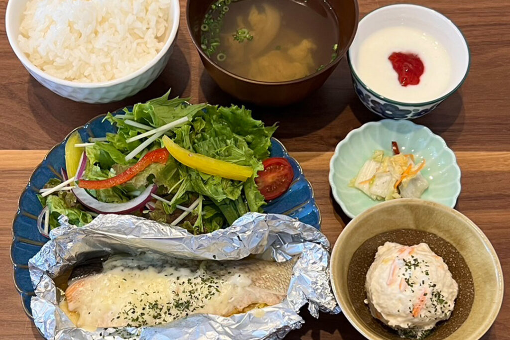 鮭のマヨチーズホイル焼き定食。富山県砺波市の定食・居酒屋サンタス食堂のフードメニュー。