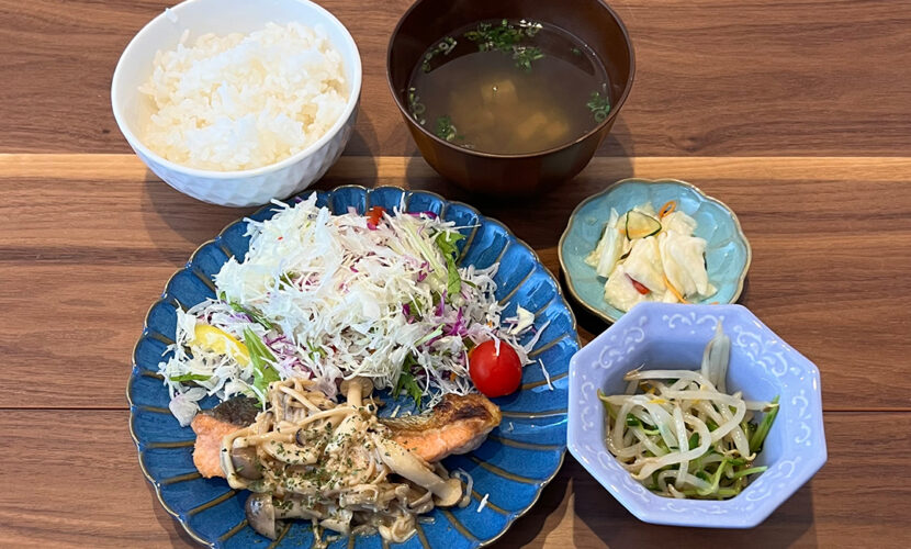 鮭のムニエル定食。富山県砺波市の定食・居酒屋サンタス食堂のフードメニュー。