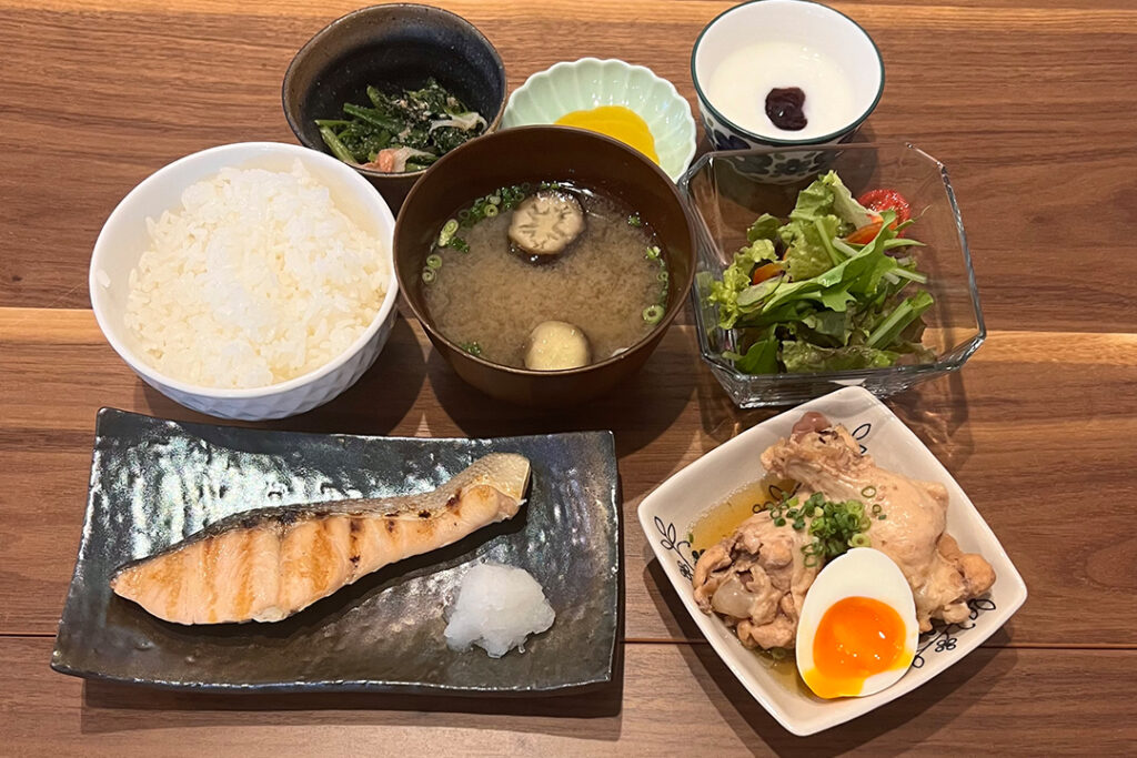 鮭の塩焼き定食。富山県砺波市の定食・居酒屋サンタス食堂のフードメニュー。