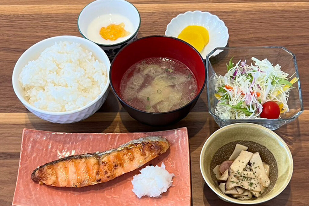 鮭の塩焼き定食。富山県砺波市の定食・居酒屋サンタス食堂のフードメニュー。