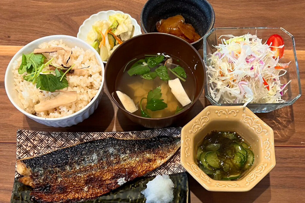 鯖の塩焼き定食。富山県砺波市の定食・居酒屋サンタス食堂のフードメニュー。