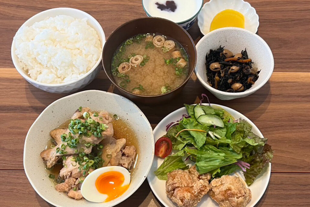 鶏のほろほろ煮定食。富山県砺波市の定食・居酒屋サンタス食堂のフードメニュー。