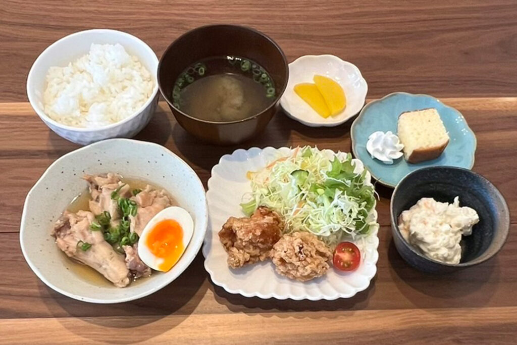鶏のほろほろ煮定食。富山県砺波市の定食・居酒屋サンタス食堂のフードメニュー。